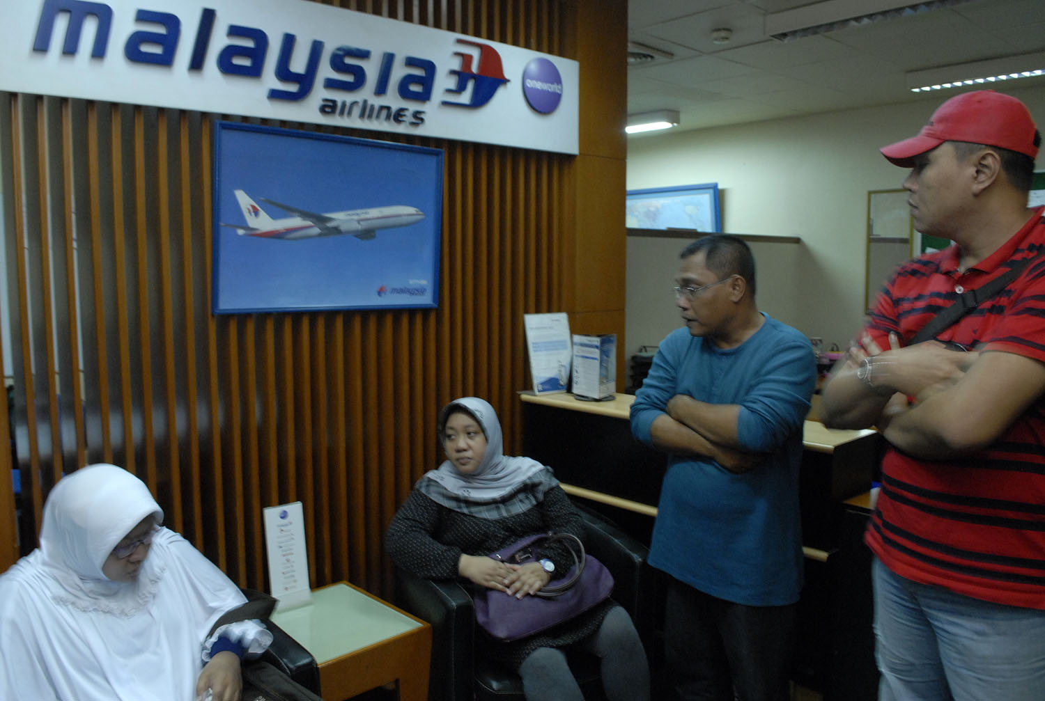 mencari-info-penumpang-MH7.JPG